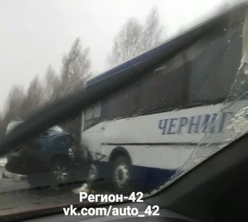 Фото: Появилось видео последствий жёсткого ДТП с автобусом в Кузбассе  1