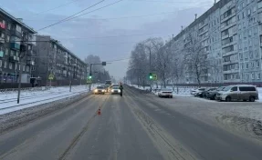 Перебегала дорогу: автомобиль сбил женщину в Кузбассе