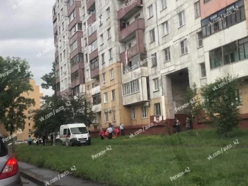 Фото: В Кемерове мужчина выпал из окна многоэтажного дома 1