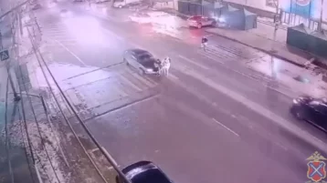 Фото: В Волгограде автомобиль сбил женщину и 10-летнего ребёнка на пешеходном переходе 1