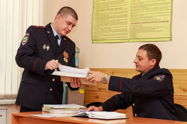 Слева — Александр Курмашев, справа — Александр Соловьев. Фото из архива Кузбасской транспортной полиции