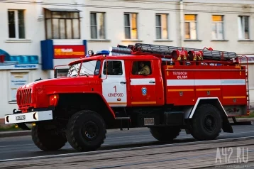 Фото: В Кемерове из-за припаркованного автомобиля Infiniti обгорел ресторан 1