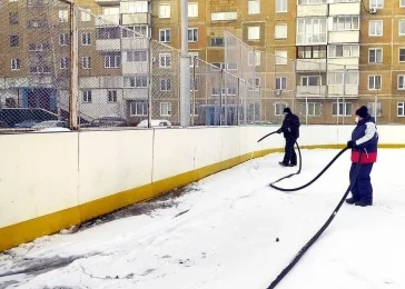 Фото: В Кемерове начали заливать открытые катки на стадионах и во дворах 5