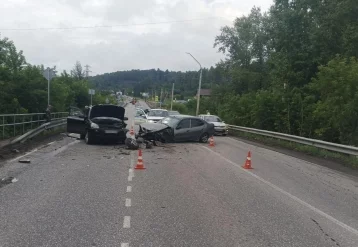 Фото: Трёхлетний малыш и младенец в люльке: в Кузбассе машина с детьми попала в тройное ДТП, есть пострадавшие 1