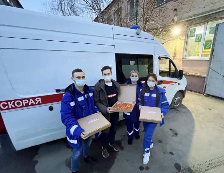 Фото: Кемеровский предприниматель бесплатно накормил медиков пиццей 1