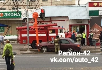 Фото: На проспекте Октябрьском в Кемерове иномарка врезалась в светофор 1