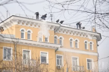 Фото: В Кузбассе после падения на женщину снега с крыши возбудили уголовное дело 1