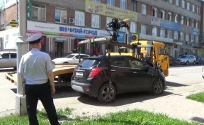 9 автомобилей отправили на спецстоянку за нарушение правил парковки в центре Кемерова