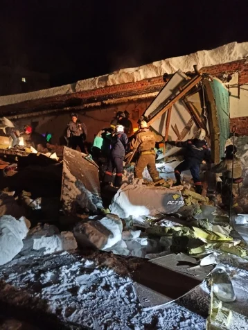 Фото: В Новосибирске обрушилась крыша в кафе, один человек погиб 1