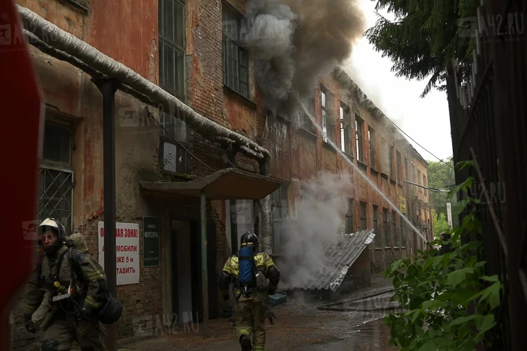 Фото: В центре Кемерова загорелось здание завода 6