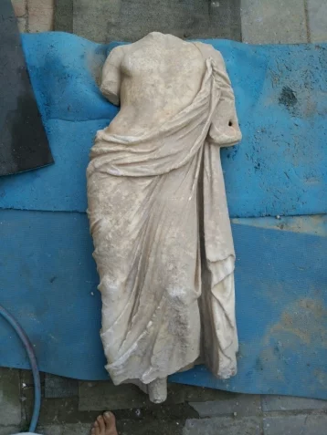 Фото: Во время раскопок в Крыму нашли античную мраморную статую 1