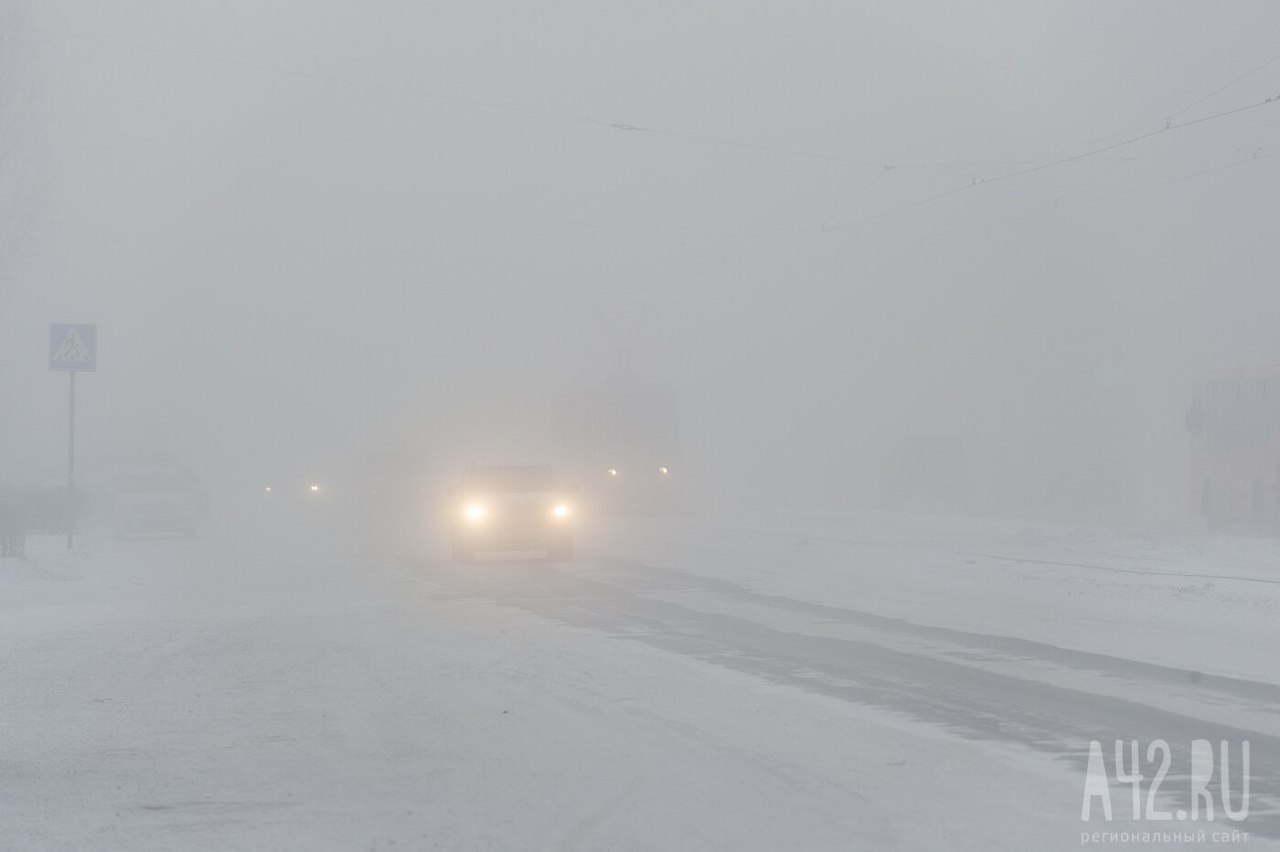 В Кузбассе из-за снегопада образовался затор на одной из федеральных трасс