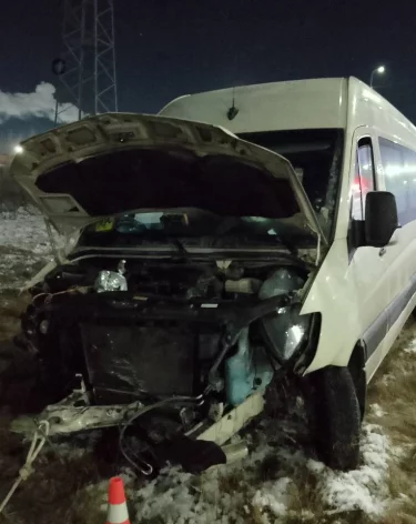 На трассе Тюмень—Ханты-Мансийск автобус с детьми съехал с дороги и врезался в ограждение