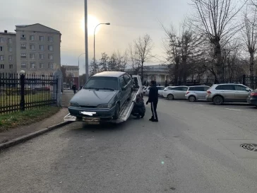 Фото: В центре Кемерова ГИБДД эвакуировала машины нарушителей на спецстоянку 2