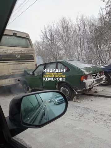 Фото: В Кемерове легковой автомобиль врезался в автобус 1