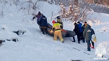 Фото: В Междуреченске спасатели помогли застрявшей на речном льду женщине 3