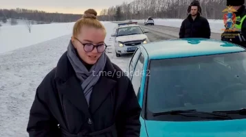 Фото: В Кузбассе инспекторы ДПС помогли людям на трассе Бийск — Новокузнецк 1