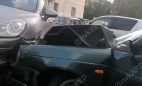 В Новокузнецке столкнулись ВАЗ и Porsche Cayenne: есть пострадавшие