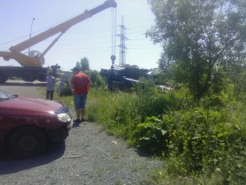 Фото: В Кемерове автокран слетел с дороги и перевернулся  2