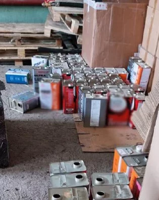 Двое кузбассовцев продавали фальшивые моторные масла под видом мировых брендов 
