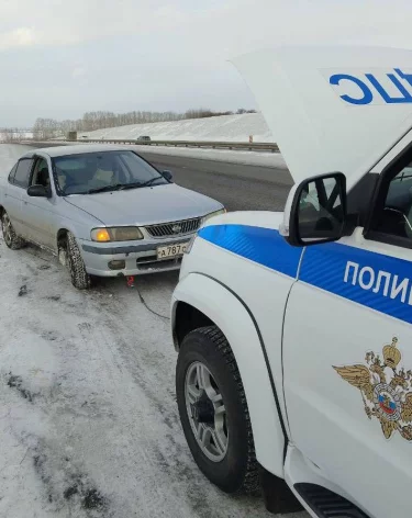 В Кузбассе сотрудник Госавтоинспекции вытянул автомобиль женщины из кювета 