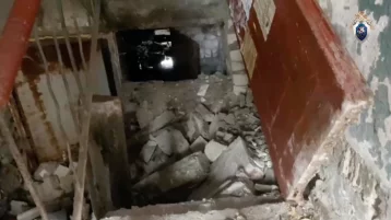 Фото: В Саратове в аварийной пятиэтажке обрушился лестничный пролёт 1