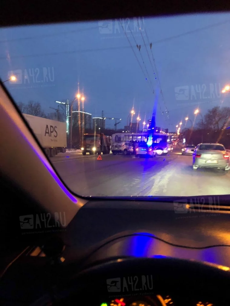 Фото: В Кемерове попавшая в ДТП маршрутка перегородила дорогу на Терешковой 2