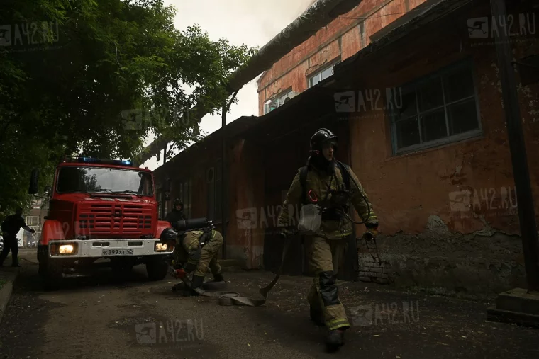 Фото: В центре Кемерова загорелось здание завода 8