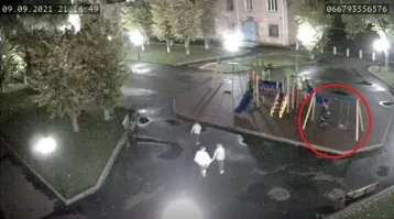 Фото: В Кузбассе ломающие новую детскую площадку вандалы попали на видео 1