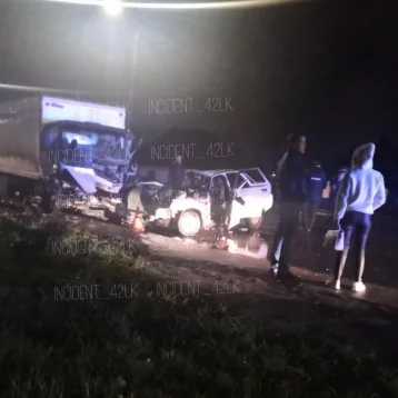 Фото: В кузбасском городе произошло жёсткое ДТП с грузовиком  1
