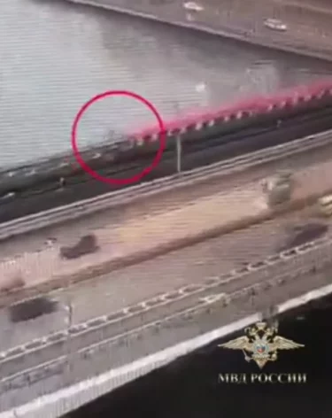 В Москве зацепер прыгнул с крыши поезда метро в Москву-реку