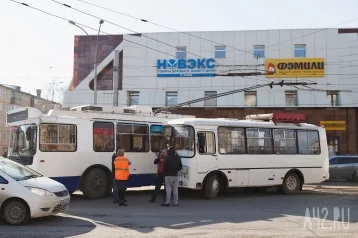 Фото: В центре Кемерова столкнулись маршрутка и троллейбус 1
