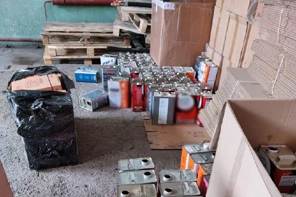 Двое кузбассовцев продавали фальшивые моторные масла под видом мировых брендов 