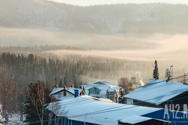 В Шерегеше рабочих отправили косить траву по колено в снегу