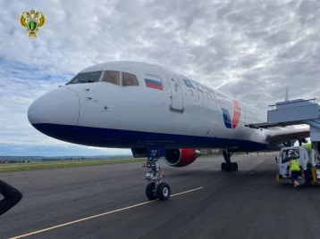 Фото: Самолёт вернулся в аэропорт Иркутска из-за попадания птицы в отсек стеклоочистителя 1