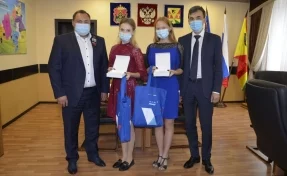 Выпускники школ получили обновлённые награды «Отличник Кузбасса»