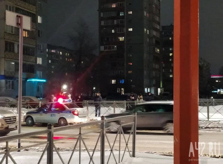 Фото: На кемеровском перекрёстке водитель Toyota сбил девушку и снёс ограждение и знак 2