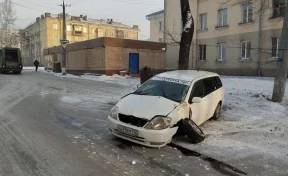 В Новокузнецке иномарка разбилась, влетев в фонарный столб