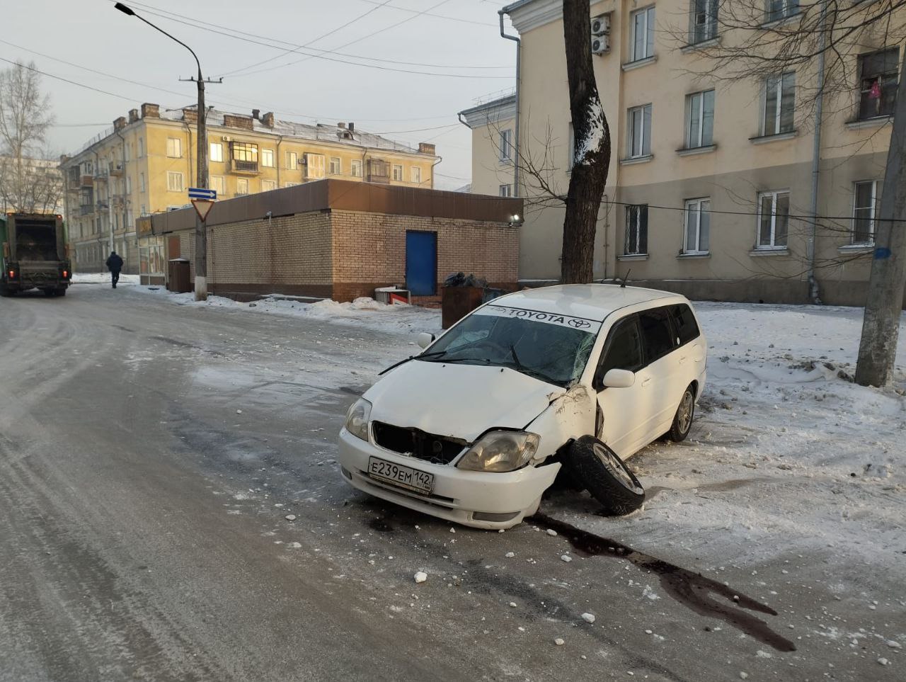 В Новокузнецке иномарка разбилась, влетев в фонарный столб