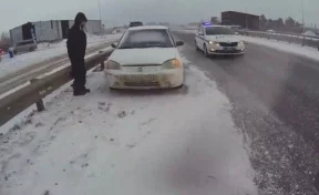 Полицейские помогли водителю, машина которого сломалась на трассе Кемерово — Новокузнецк