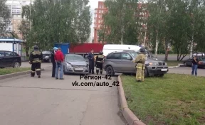 В Кемерове на парковке «Лапландии» столкнулись Opel и BMW