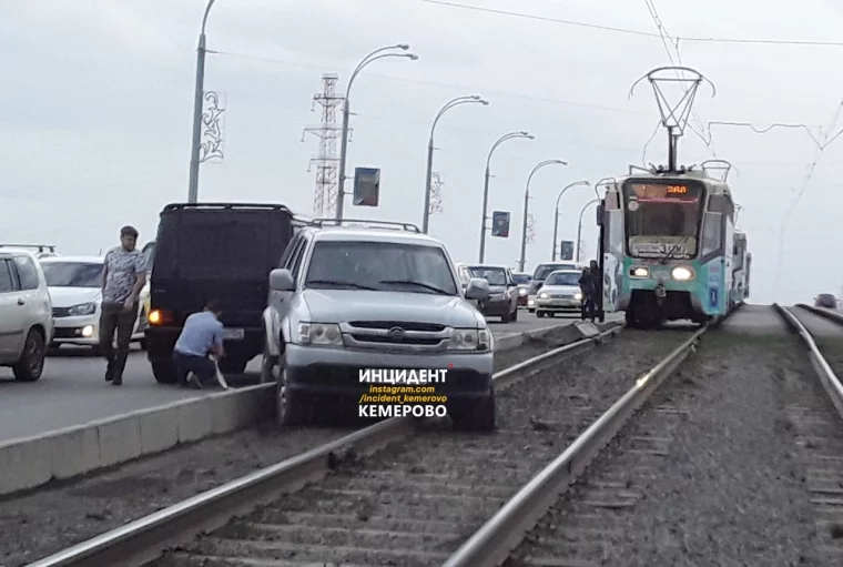 Фото: В Кемерове автомобиль заблокировал движение трамваев на Кузнецком мосту 2