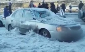 В Кузбассе упавший с крыши снег повредил машину