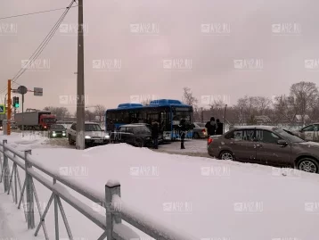 Фото: Очевидцы: в Кемерове автобус попал в тройное ДТП, собирается большая пробка 3