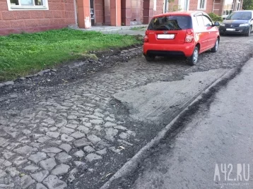 Фото: Правилами не запрещено: на старинной брусчатке в центре Кемерова паркуются автолюбители 1
