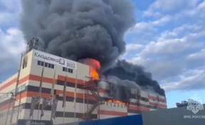 В Екатеринбурге горит склад на 3 500 квадратных метрах
