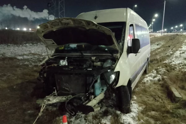 На трассе Тюмень—Ханты-Мансийск автобус с детьми съехал с дороги и врезался в ограждение