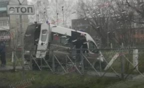 В Кемерове машина скорой помощи влетела в забор