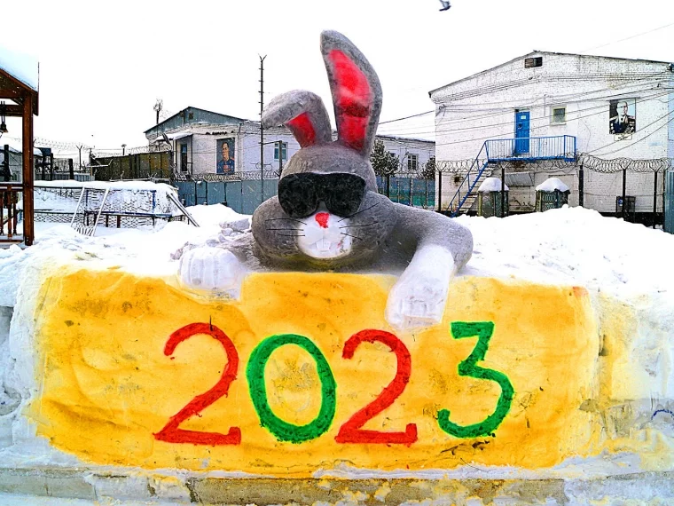 Фото: Кузбассовцам предложили выбрать лучшую снежную скульптуру, сделанную осуждёнными 14