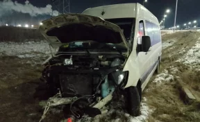 На трассе Тюмень—Ханты-Мансийск автобус с детьми съехал с дороги и врезался в ограждение